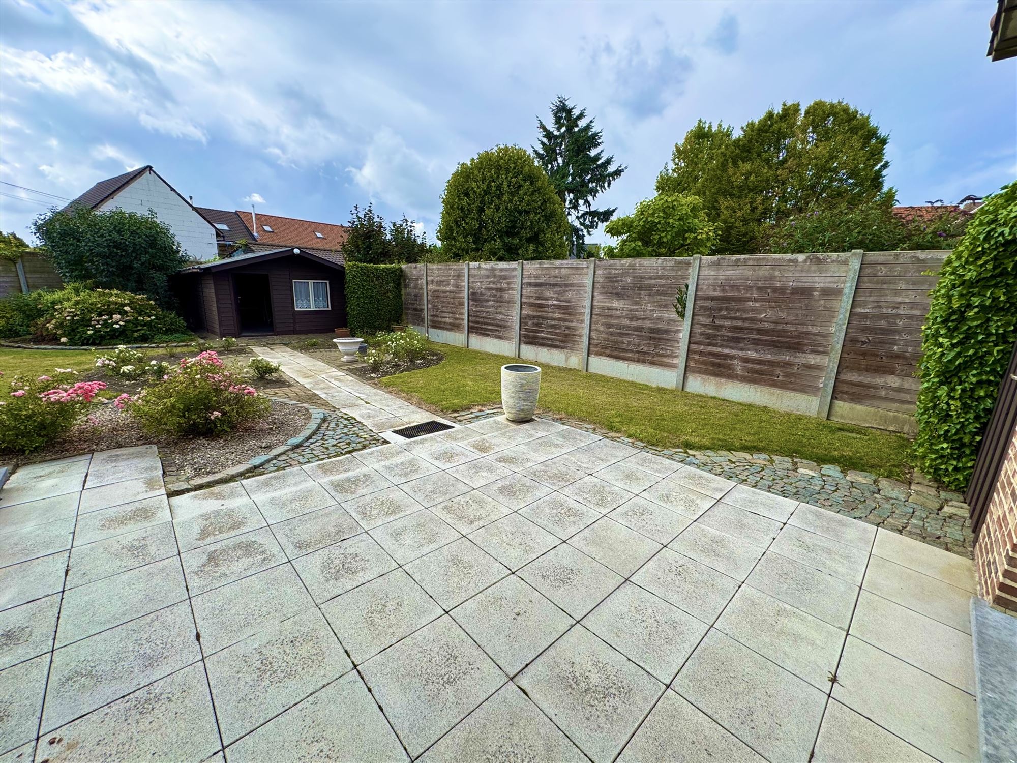 GOED ONDERHOUDEN GELIJKVLOERSE WONING MET 2 SLAAPKAMERS EN LEUKE VERANDA TE HAM foto 2