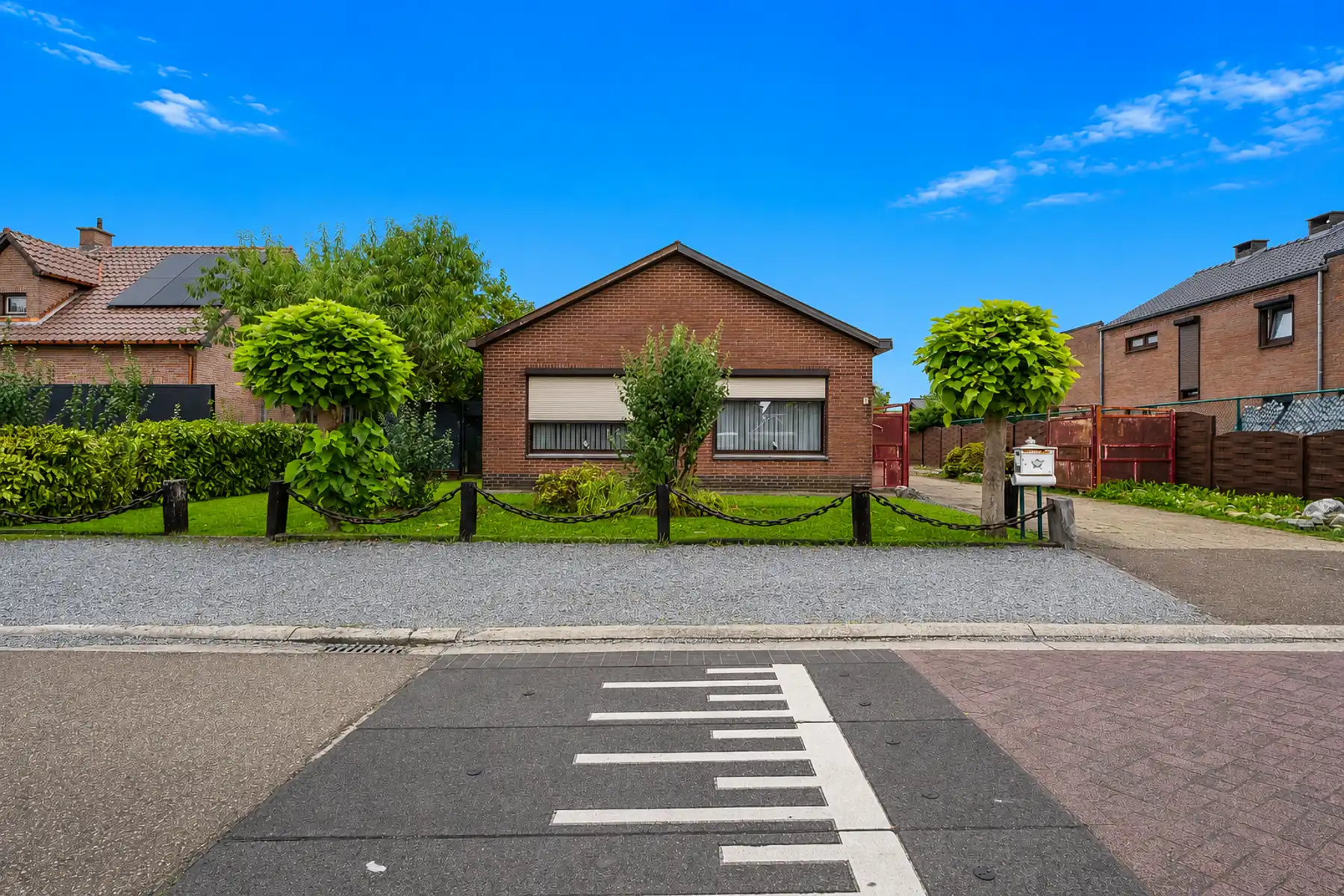 Charmante gelijkvloerse woning met 3 slaapkamers, garage en zonnige tuin. foto {{pictureIndex}}