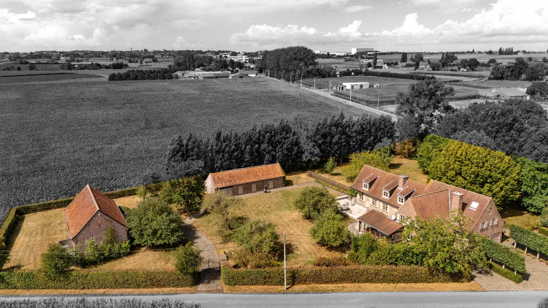EXCLUSIEF LANDHUIS MET BIJGEBOUWEN OP EEN DOMEIN VAN 5.990 M² foto 24