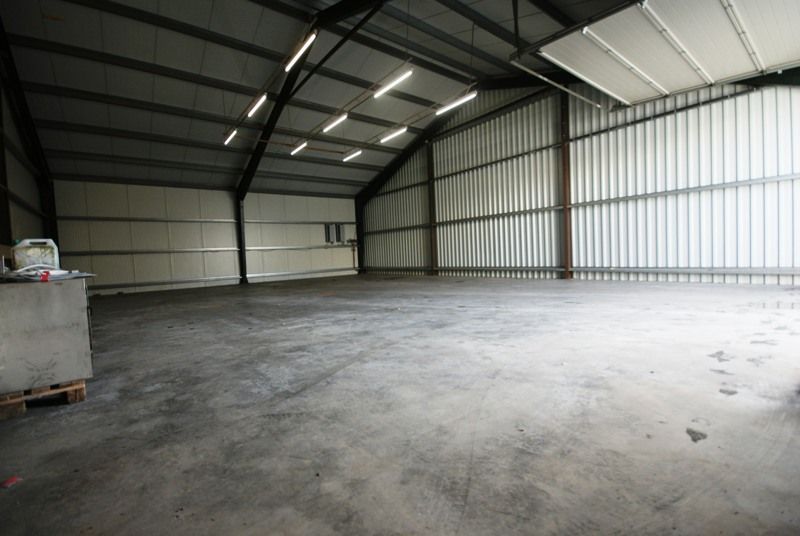 Opslagruimte (210m²) met sectionaalpoort op industriezone te Zedelgem, op 2 km van E403! foto 4