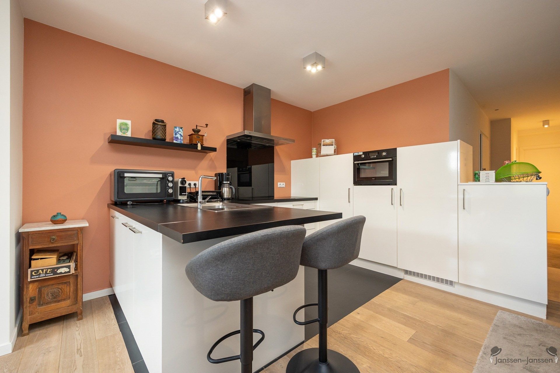 Instapklaar gelijkvloers appartement met tuin en 2 autostaanplaatsen foto 5