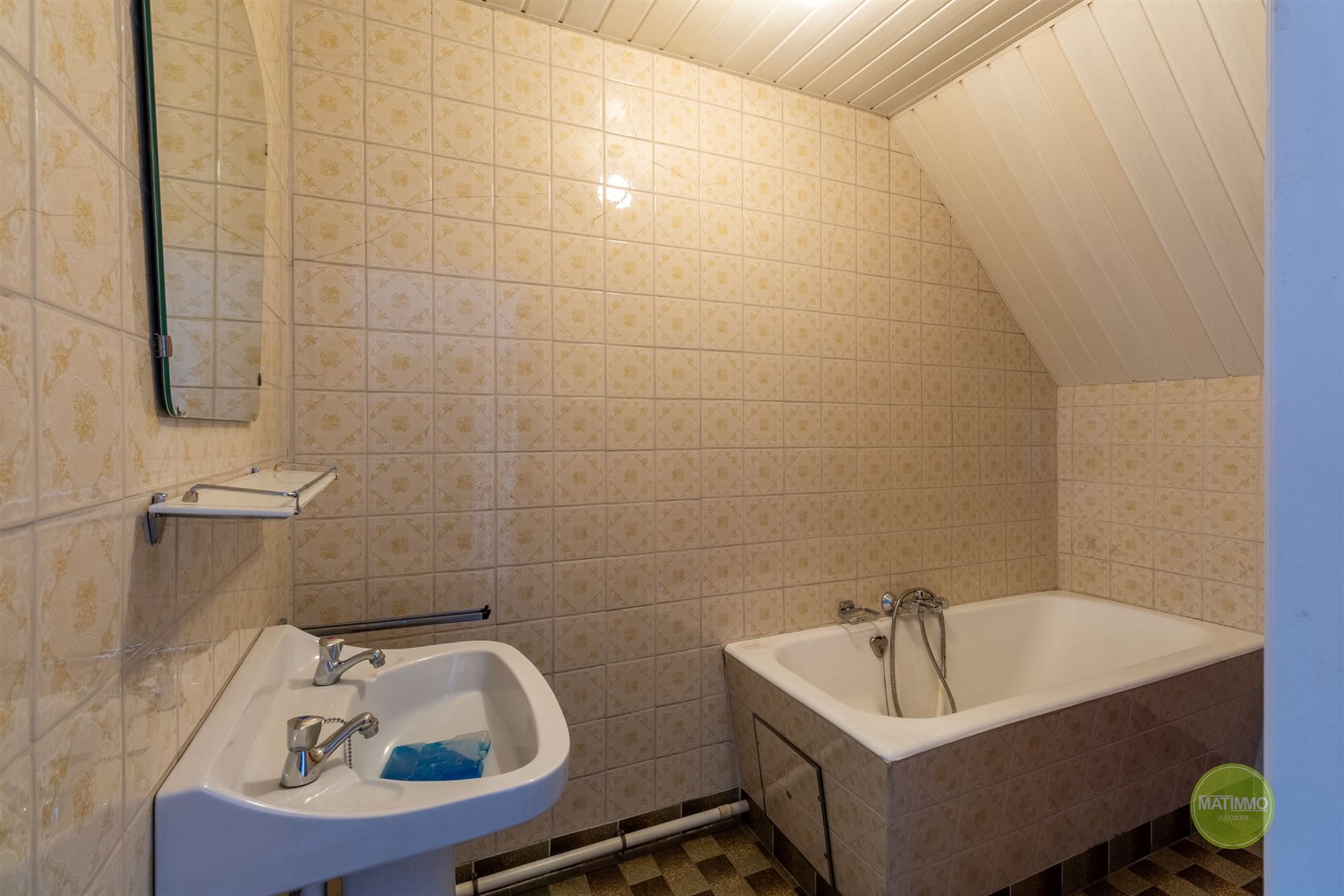 Te renoveren gezinswoning met werkhuis in Arendonk foto 14