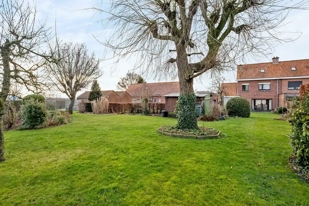 Hoofdfoto van de publicatie: Ruime woning met 4 slaapkamers en grote tuin in het centrum van Ingelmunster