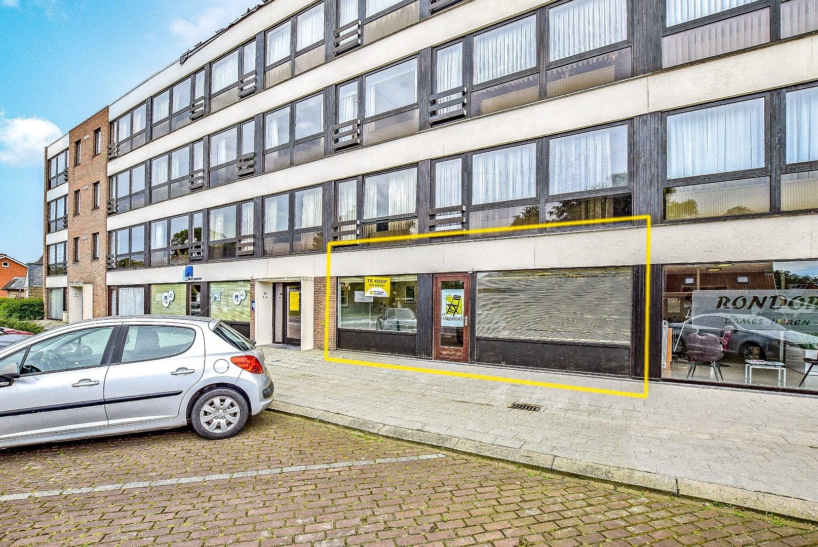 Centraal gelegen handelsruimte (148 m²) in centrum Diksmuide! foto {{pictureIndex}}