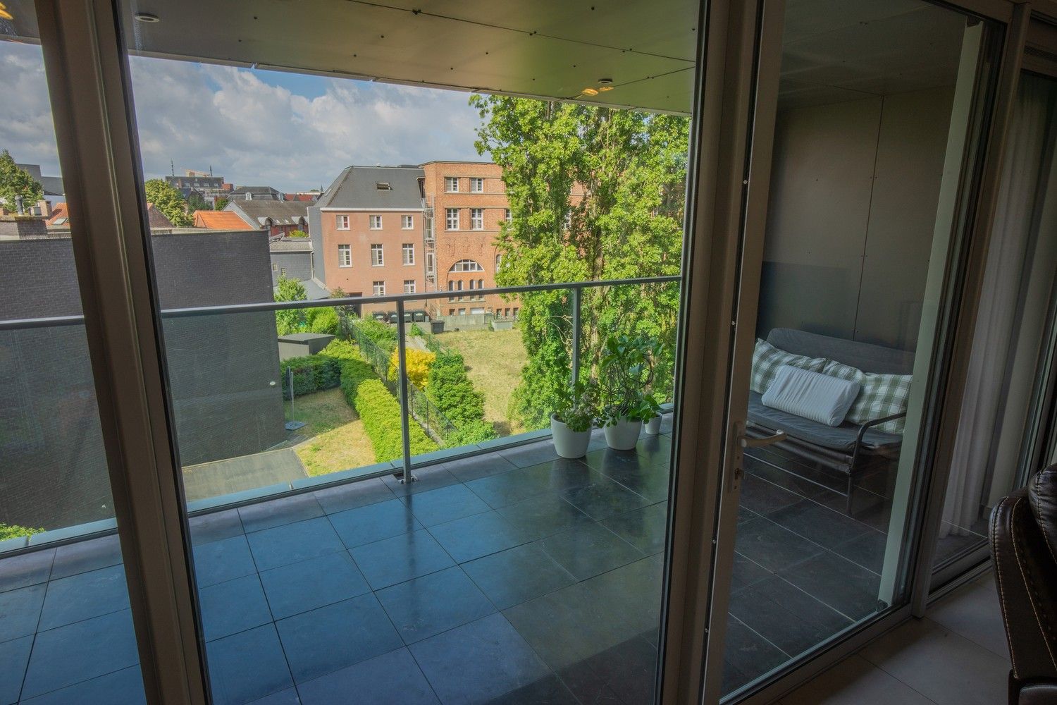 Instapklaar appartement met 2 slpks, terras & staanplaats in centrum Leuven foto 3