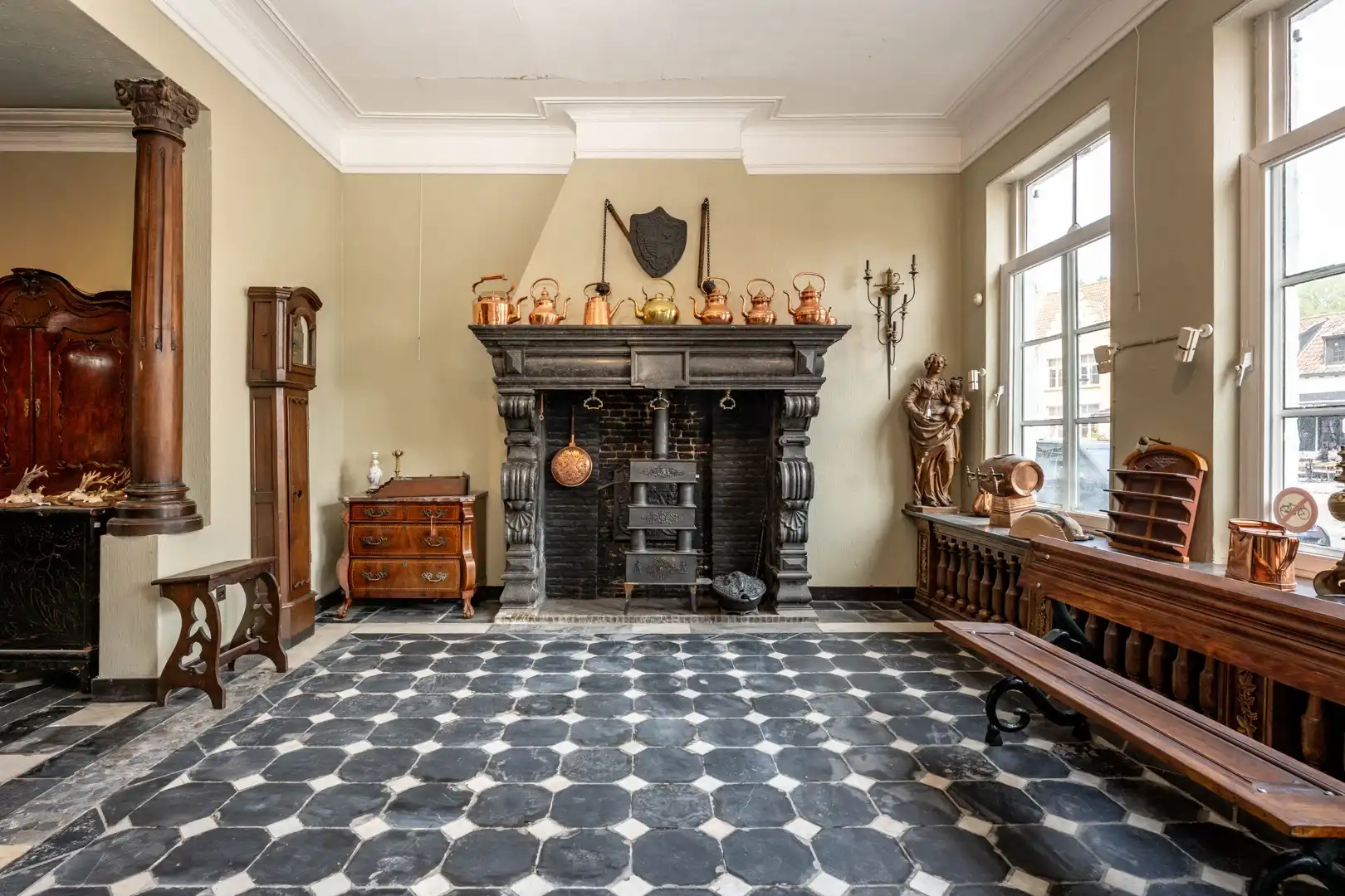 Charmant historisch handelspand met woonst en appartement op de Markt van Damme foto 6