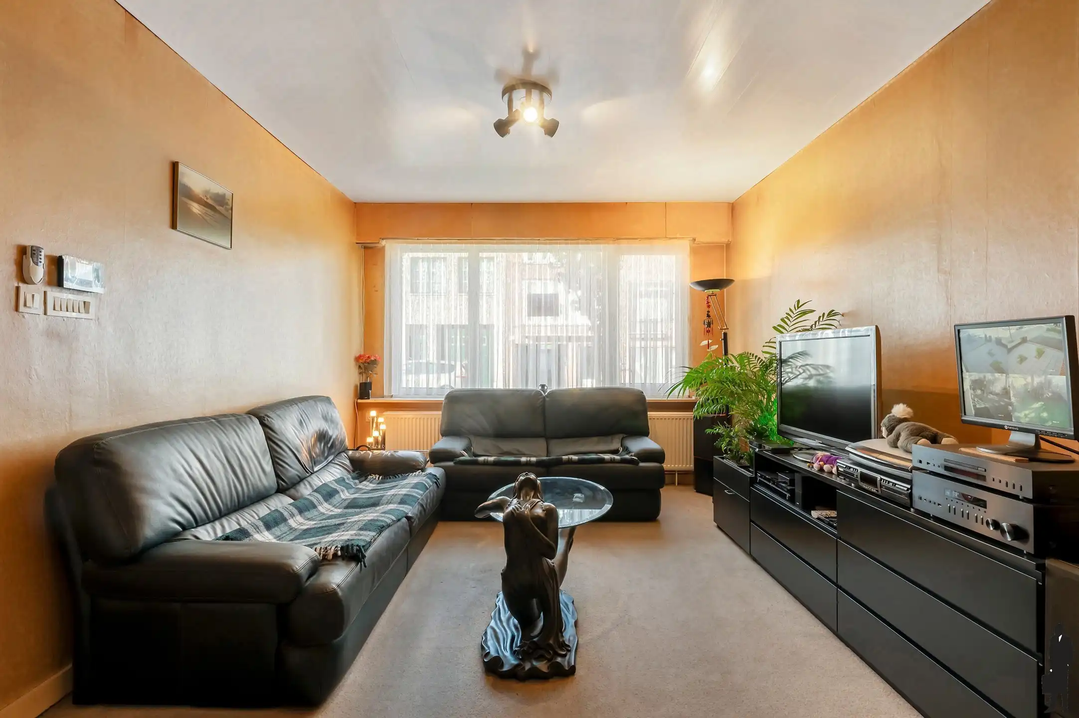 Ruime gezinswoning met bouwgrond. foto 6