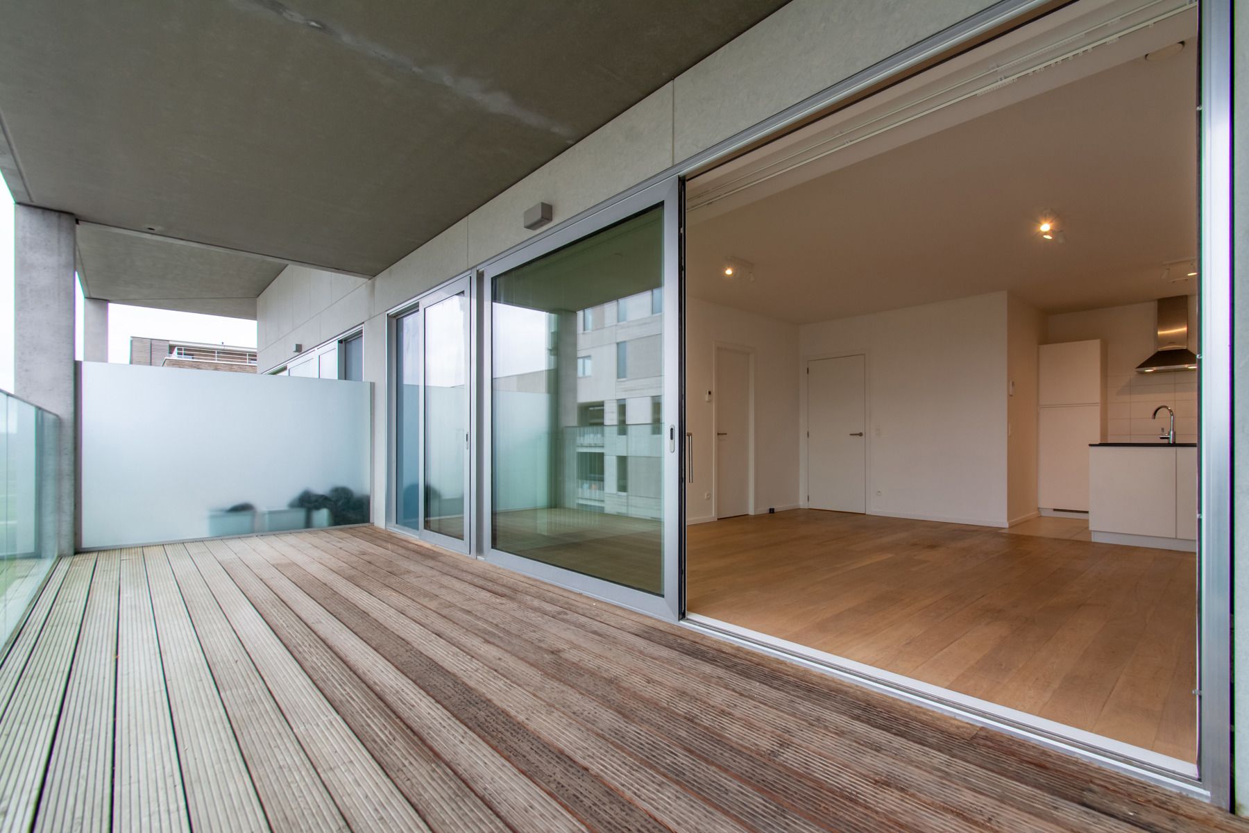 Ongemeubeld 1 slaapkamer app. met mooi terrras foto 6