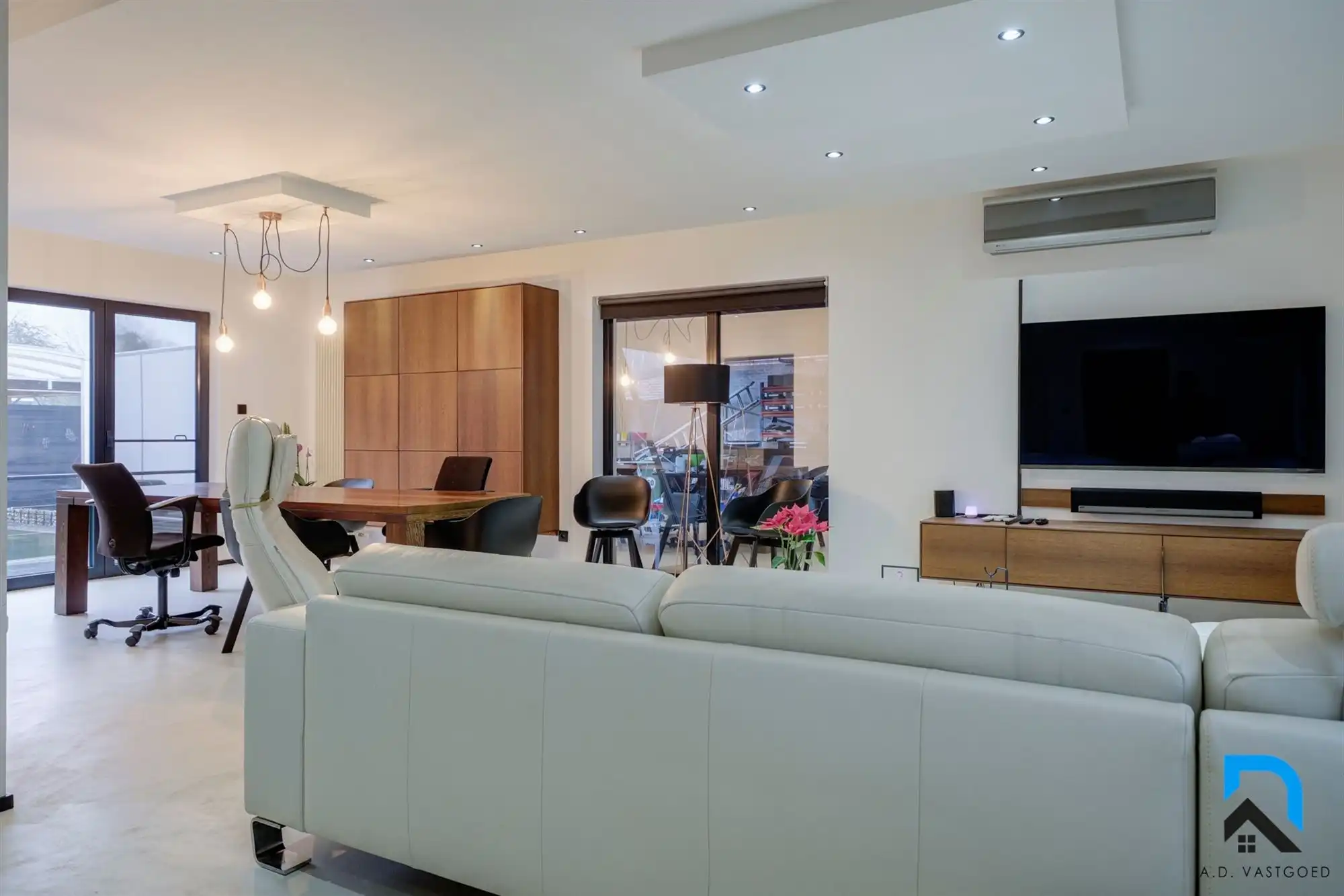 Ruime woning met prachtige tuin foto 8