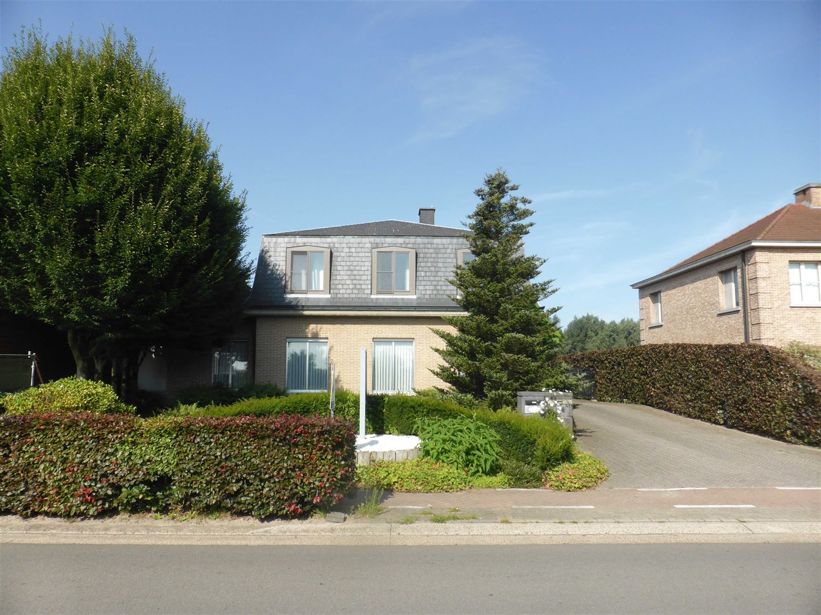 Woning met kantoren en magazijn van 1500m² foto {{pictureIndex}}