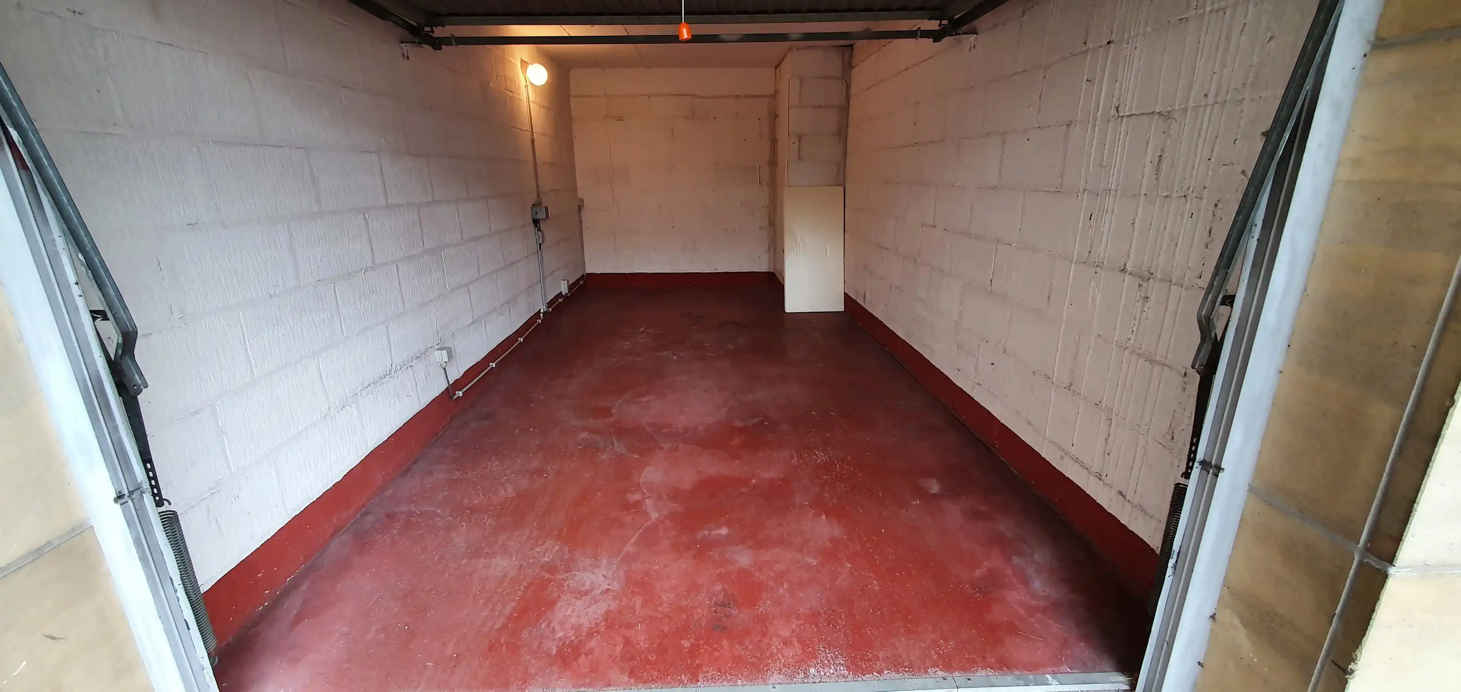 Garage te huur foto {{pictureIndex}}