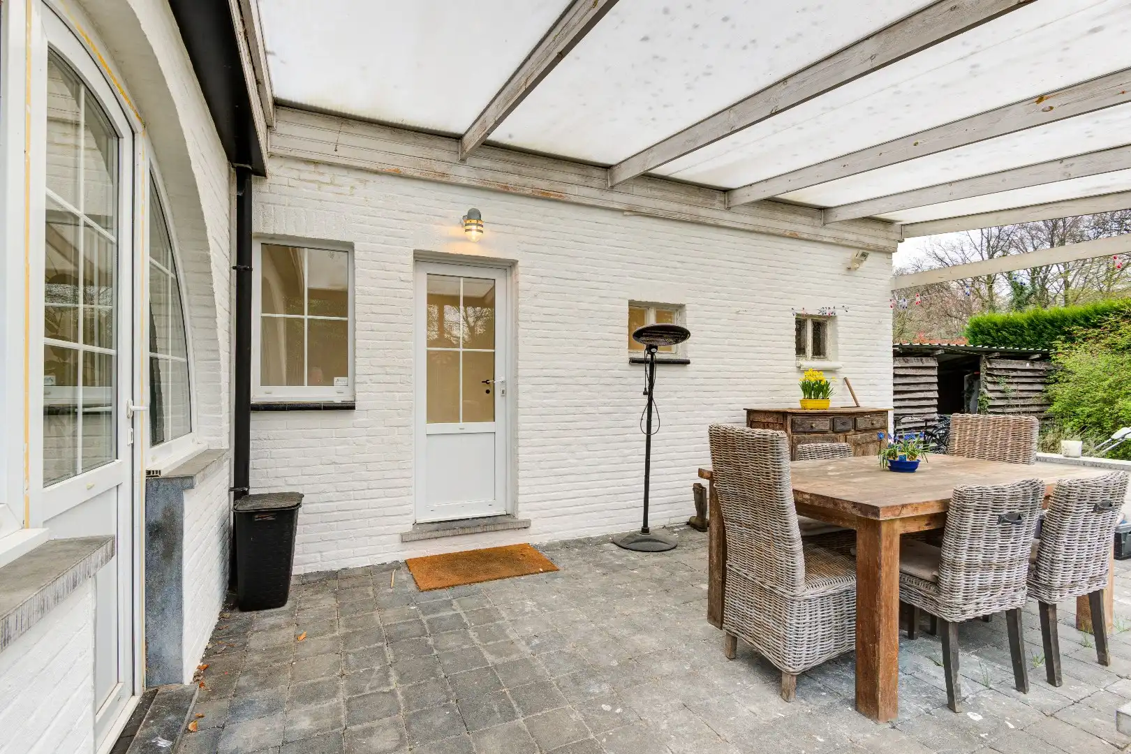 Half open woning in Schilde met zonnige tuin op het zuidwesten, terras en 4 slaapkamers, 1 badkamer en 4 parkeerplaatsen foto 4