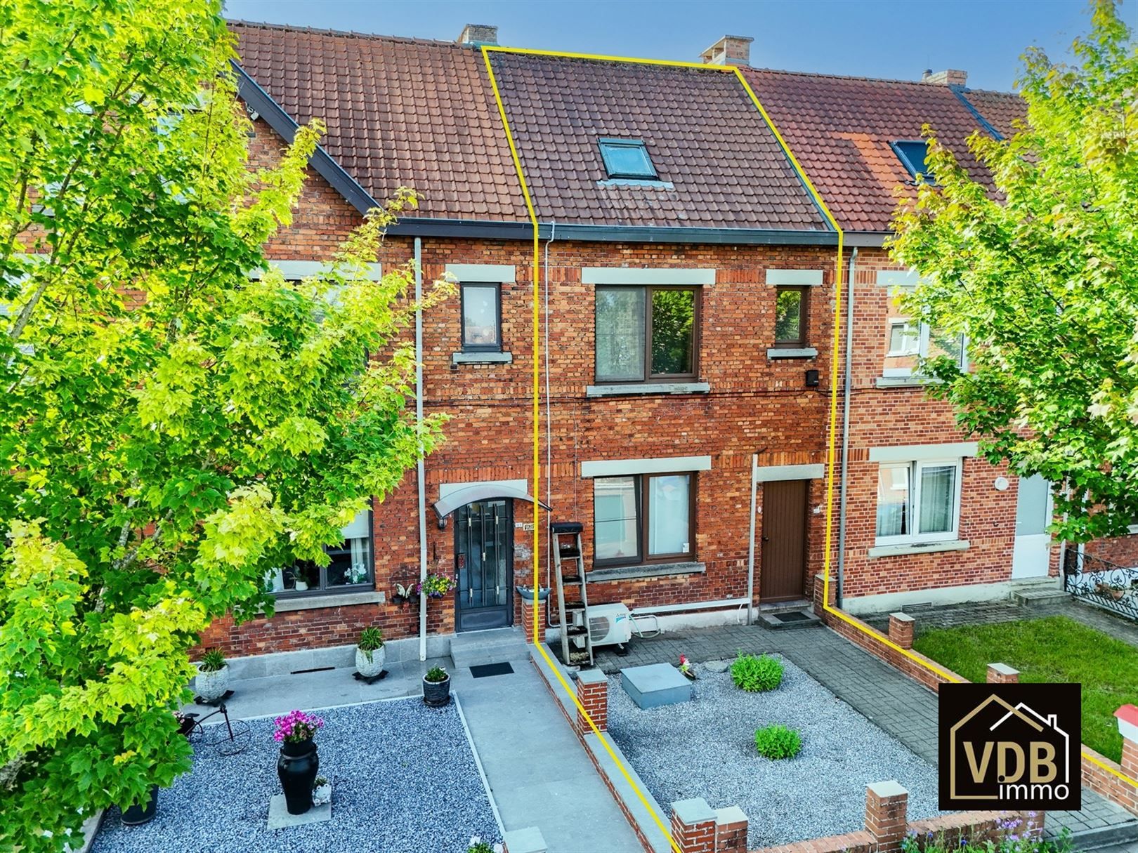 WONING - GB - MET 3 SLAAPKAMERS EN GARAGE foto {{pictureIndex}}