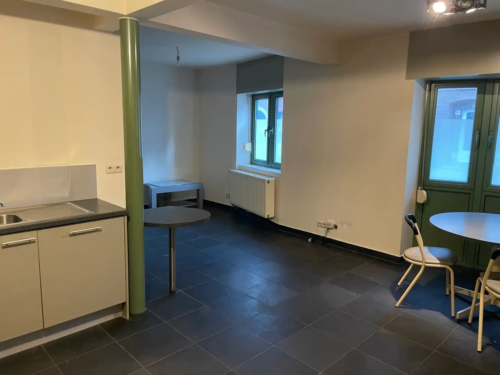 Leemans Immobiliën biedt u deze aangename gelijkvloerse studio aan, gelegen in het hart van het bruisende centrum van Asse. foto 3