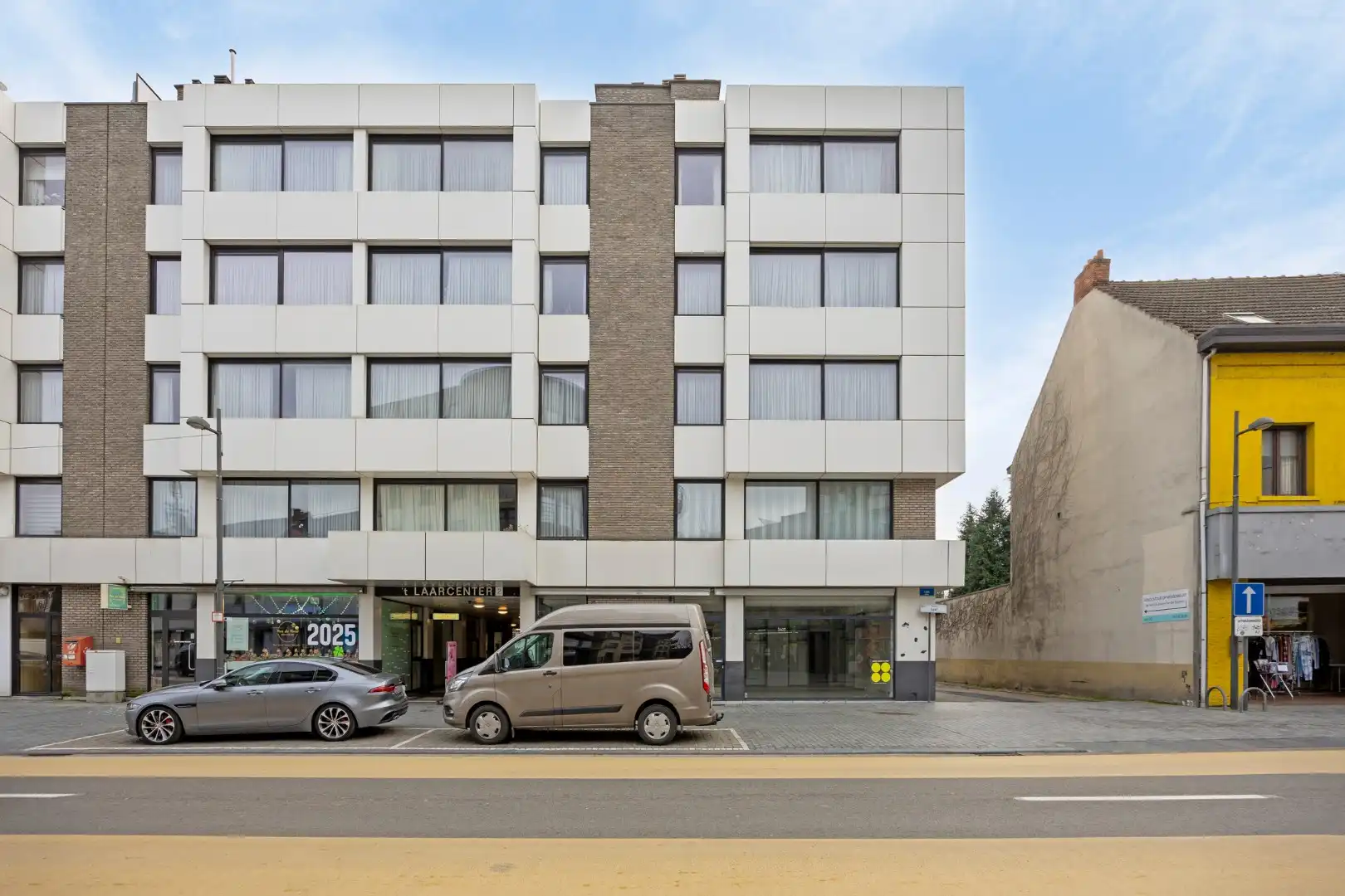 Gunstig gelegen handelsruimtes van 56 m² en 37 m² in gallerij "Laarcenter". foto 16