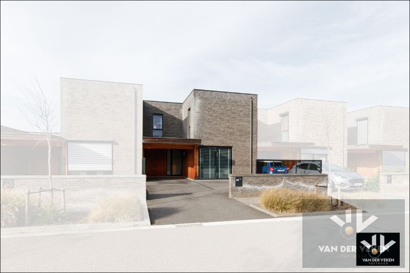 Instapklare, recente en energiezuinige woning met 3 slpk en volledig omheinde tuin foto {{pictureIndex}}