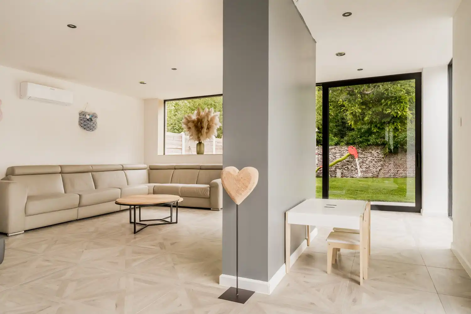 Ruime gerenoveerde woning met 4 slaapkamers en prachtige tuin foto 7