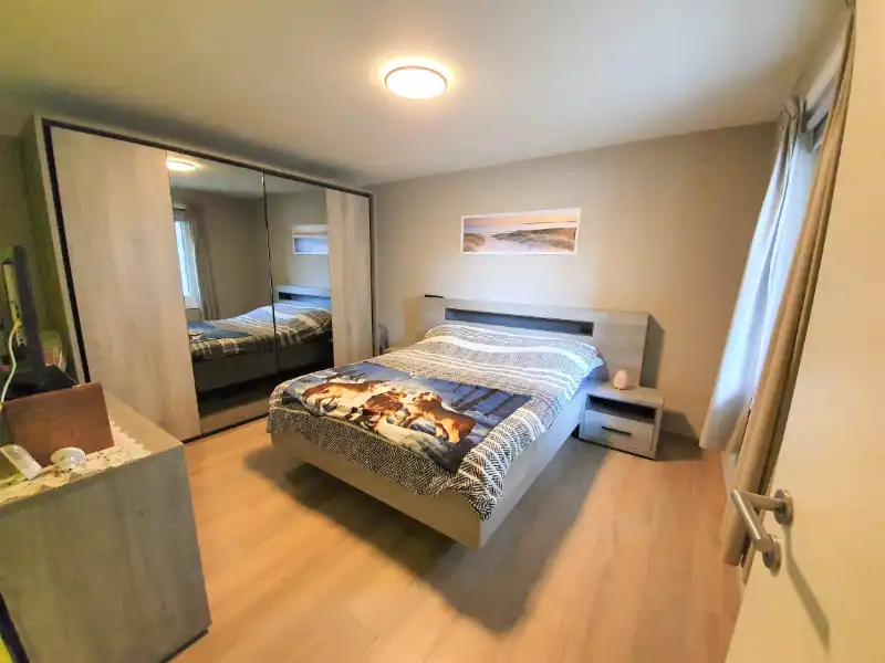Volledig gerenoveerd 2-slaapkamerappartement met lift foto 9