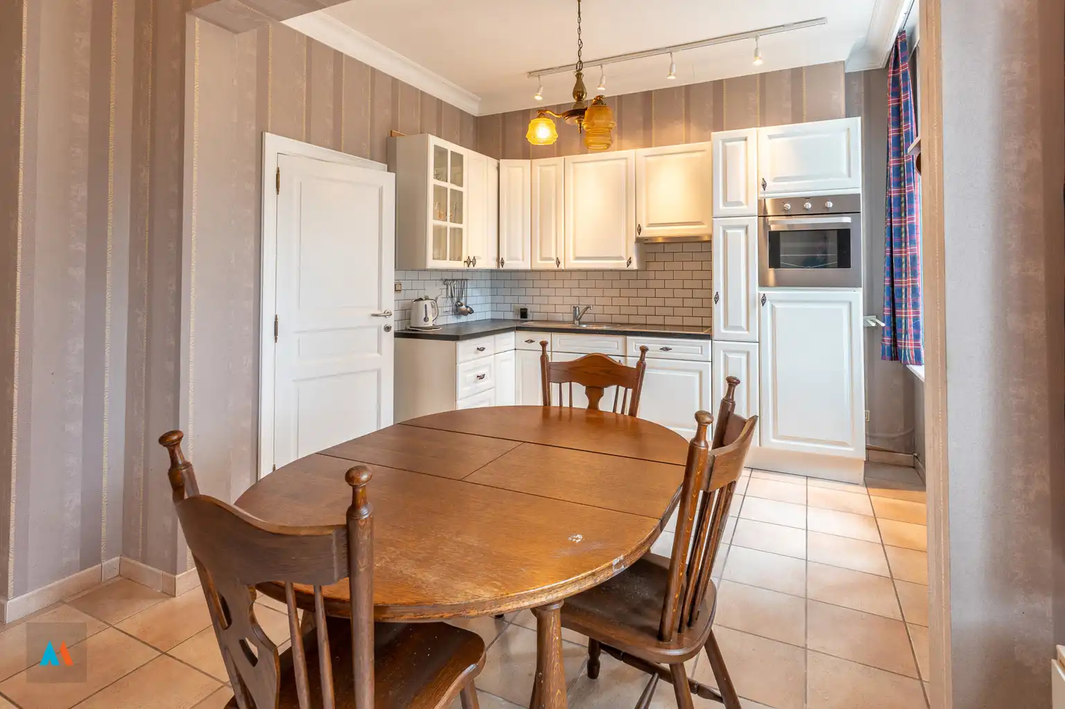 Gezinswoning met ruime loods foto 8