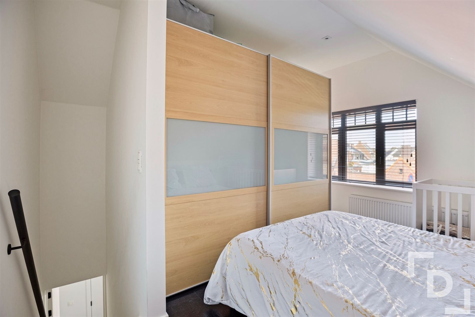 Volledig gerenoveerd, compact huis in Vlamertinge. foto 13