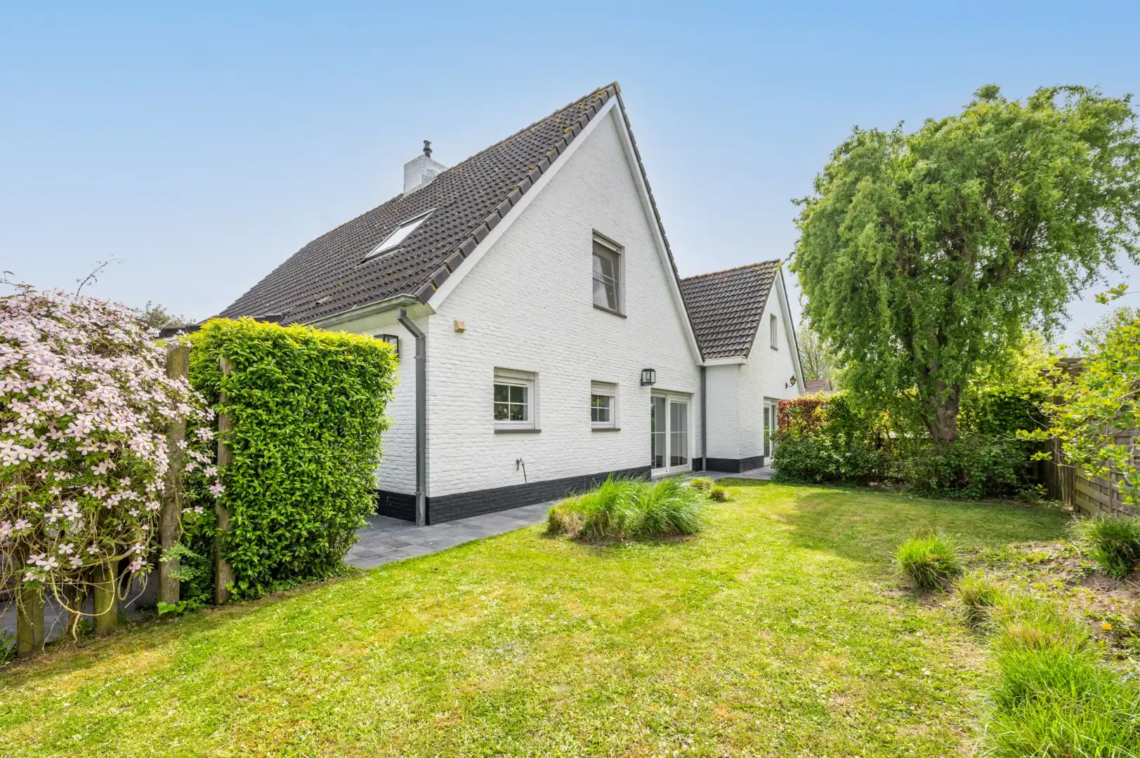 Karaktervolle alleenstaande ruime villa met rondom tuin op korte afstand van het strand  foto 23