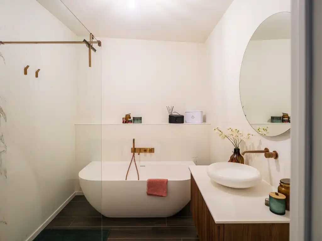 Ruim en lichtrijk dakappartement met twee slaapkamers, bureau en royaal zonneterras in de dynamische omgeving van de Nieuwe Voorhaven. foto 13