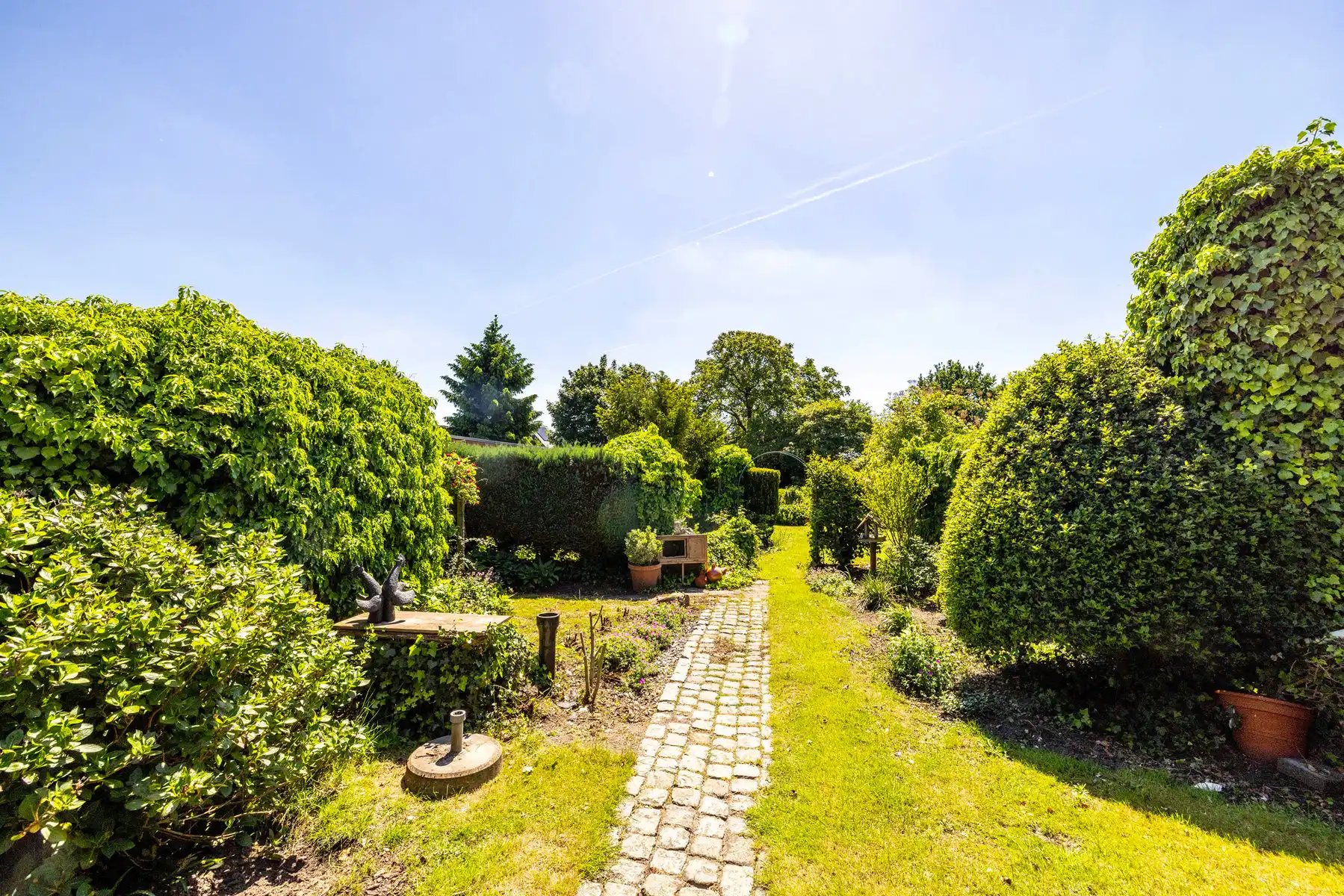 Op te frissen woning gelegen in groene omgeving op ruim 995 m² grond  foto 27