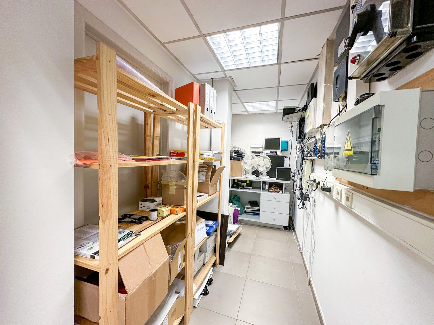 Commercieel gelijkvloers met grote zichtbaarheid en parking in centrum! foto 14