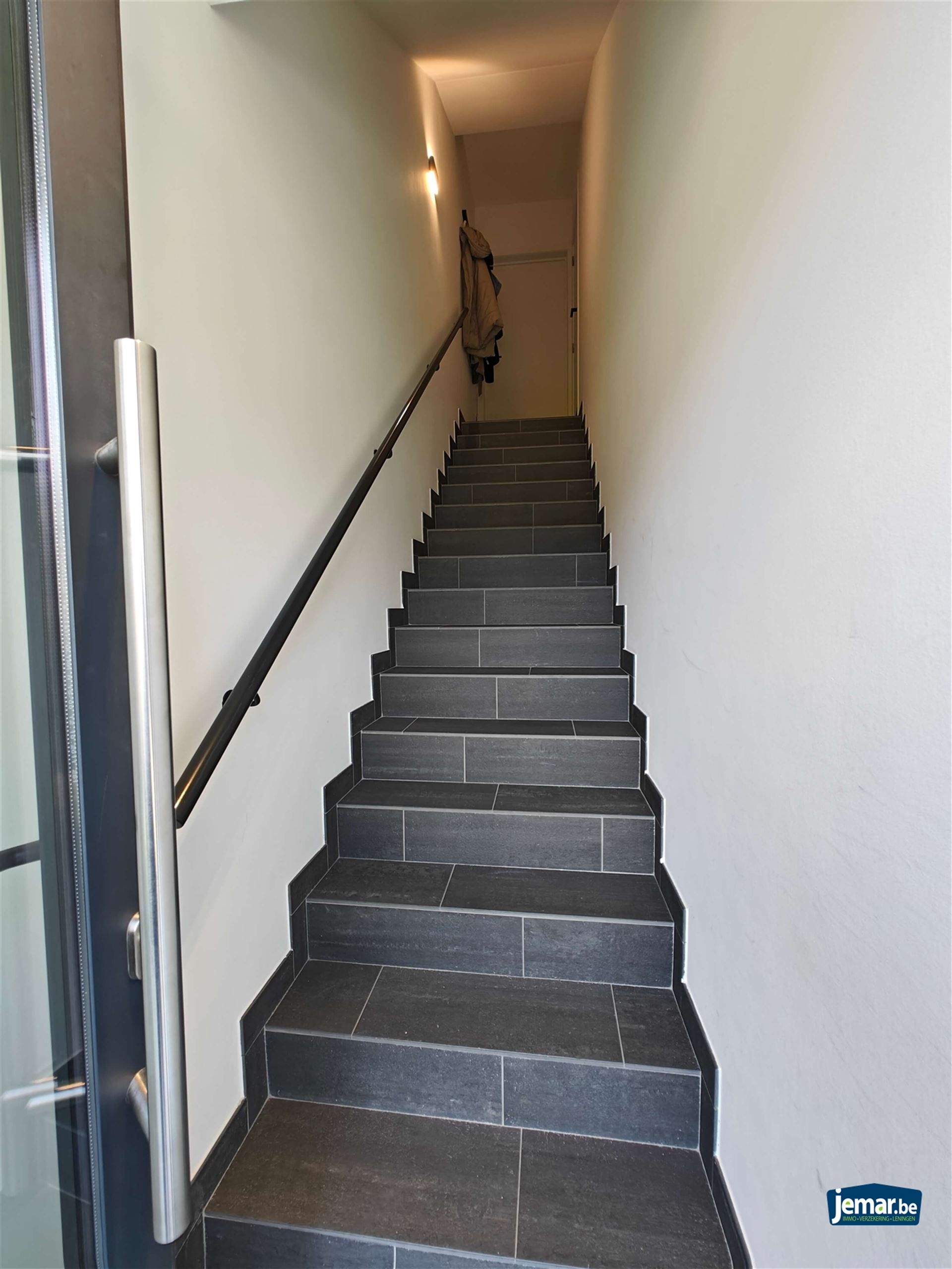Instapklaar triplex appartement met 2 slaapkamers een zeer grote garage en een carport  foto 3