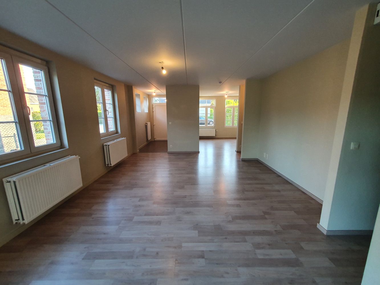 Kwalitatieve, ruime pastorijwoning op 4a50, 4 ruime slpk, bad en douche. Dubbele garage. foto 2