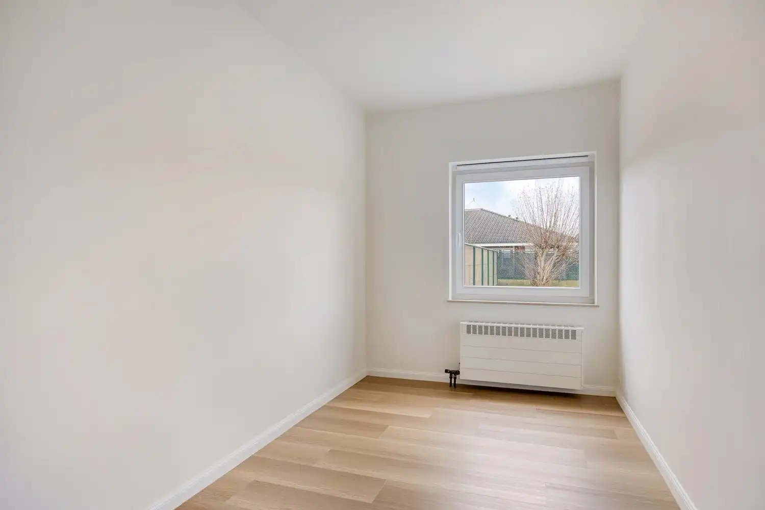 Gerenoveerde gezinswoning met 4 slaapkamers, garage en grote zonnige tuin rustig gelegen vlakbij het centrum van Lochristi. foto 7