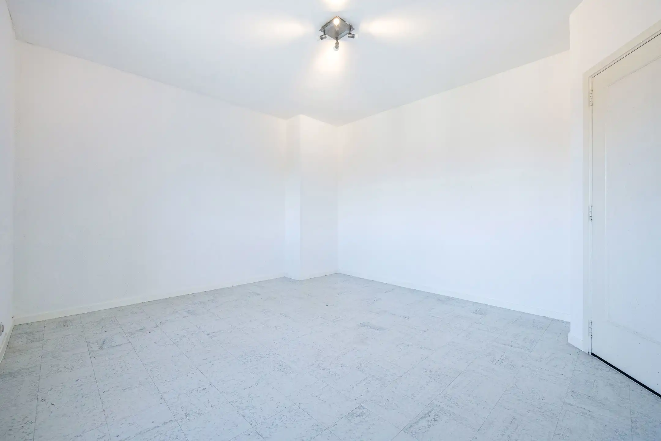 LAKEN : APT met 2 slaapkamers, terras en veel potentieel foto 13