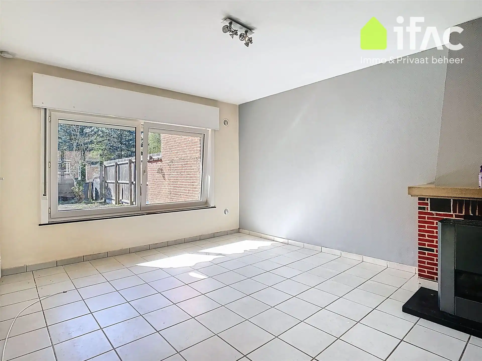 Huis met 2 slaapkamers, bureau en tuin foto 9