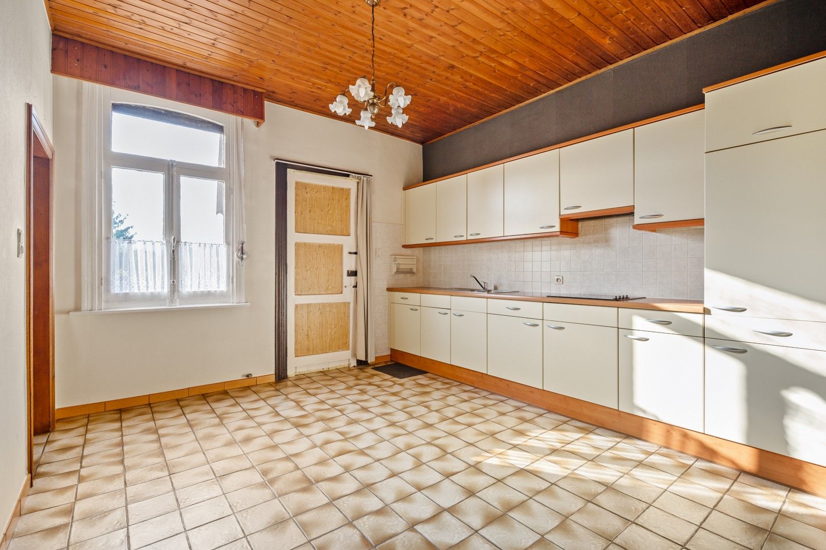 Te renoveren charmante woning in de dorpskern van Westmeerbeek! foto 5