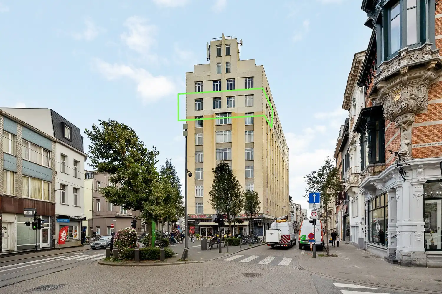 Vernieuwd ruim 2-slpk appartement met panoramisch zicht foto 21
