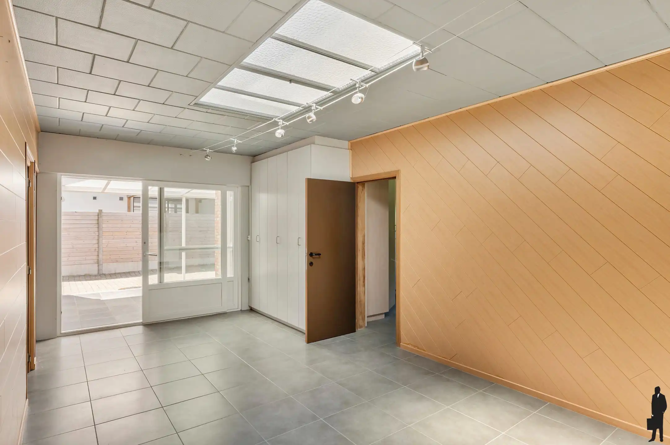 Rustig gelegen ruime gezinswoning met maar liefst 7 slaapkamers, meerdere garages en tal van praktische troeven. foto 7