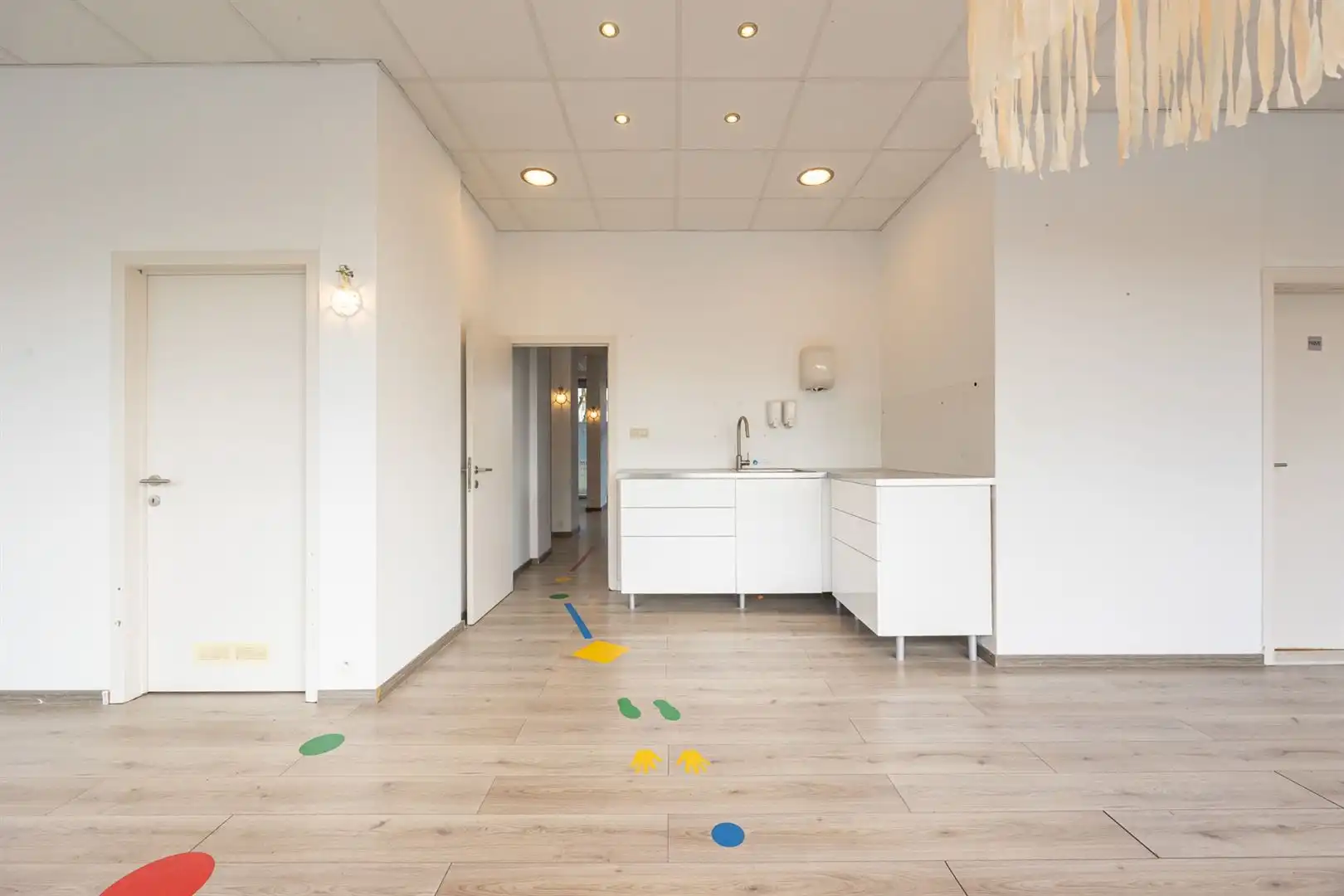 Veelzijdige commerciële ruimte met privé parkeerplaatsen  foto 16