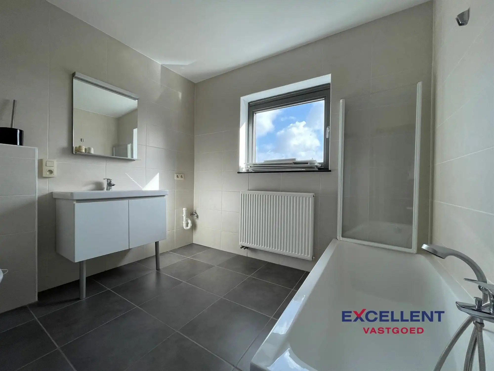 Lichtrijk dakappartement met ruim terras te huur op de Markt! foto 5