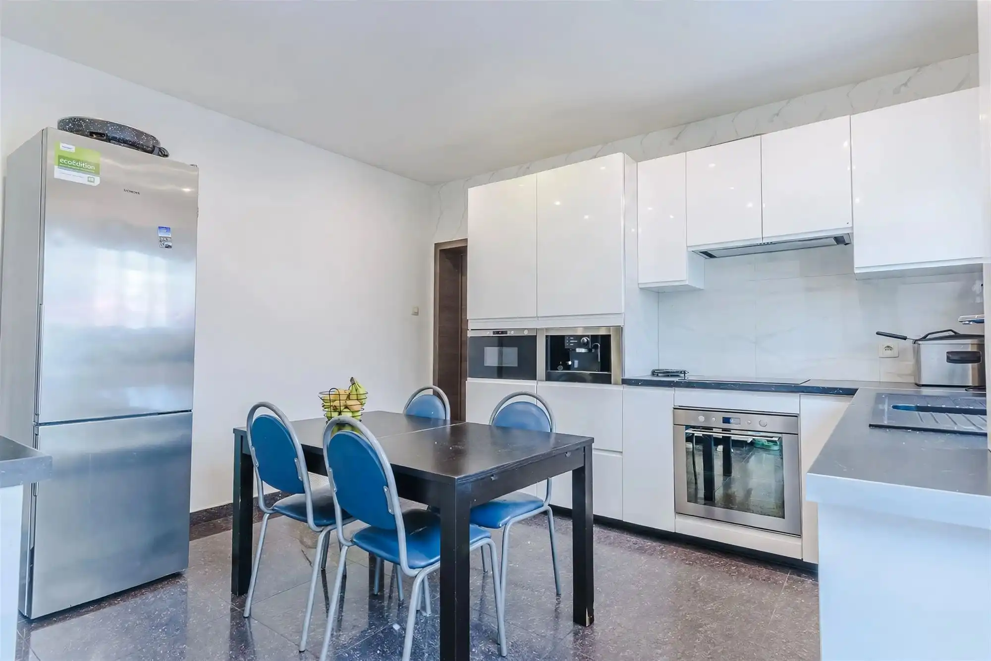 instapklare 3 gevelhuis op 945 m² met 6 slpks en 4 garages foto 9
