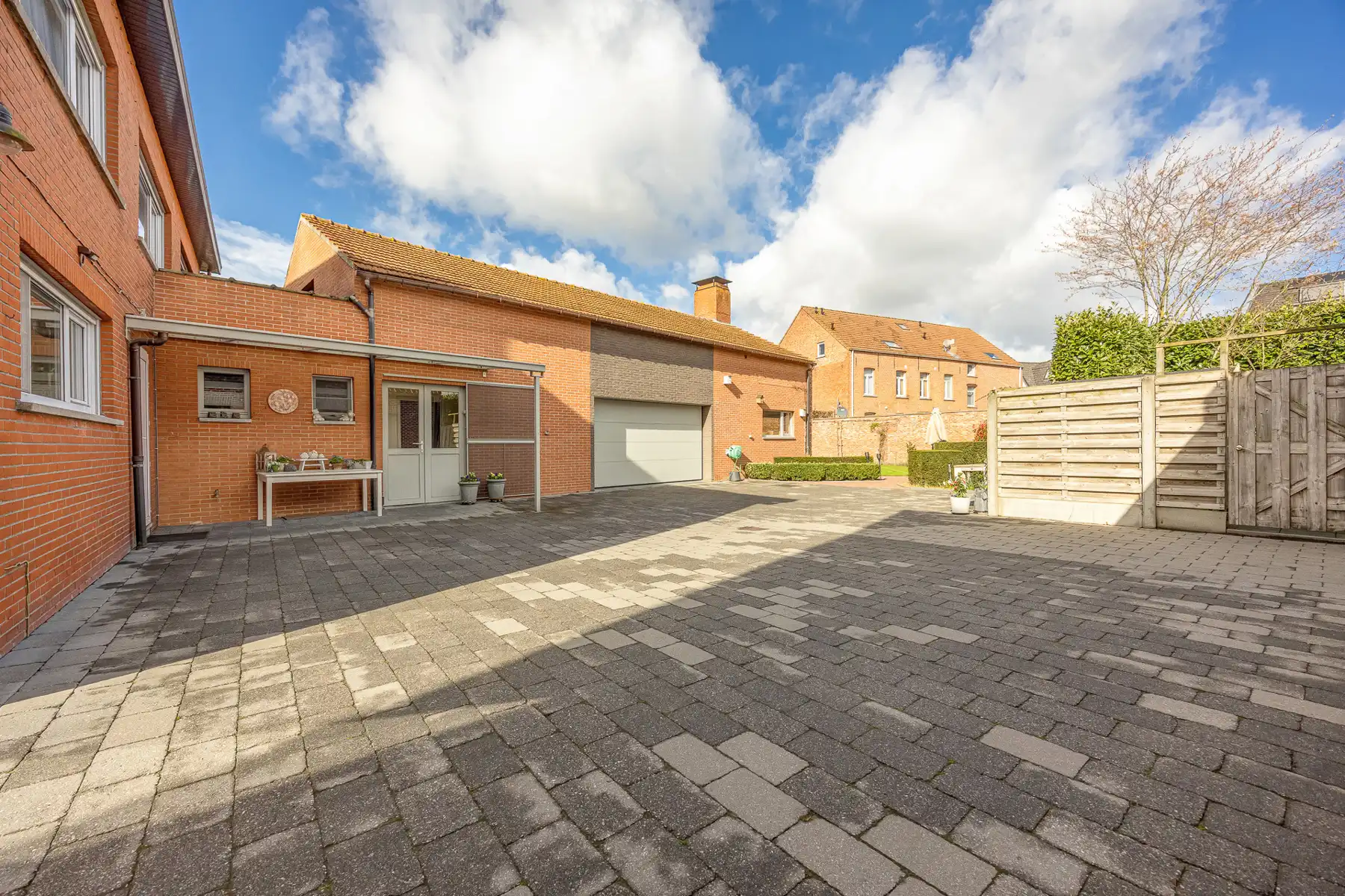 Ruime gezinswoning met 5 slaapkamers op een perceel van 638m². foto 28