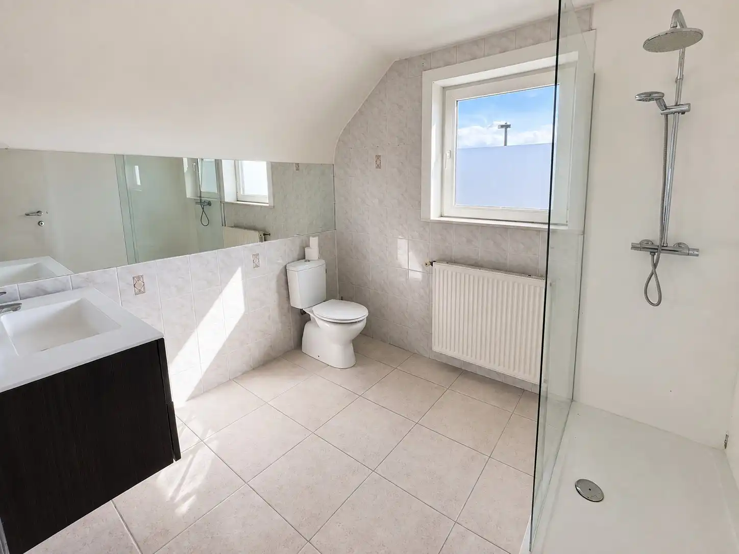 Ruim duplexappartement met 3 slaapkamers nabij het centrum. foto 13
