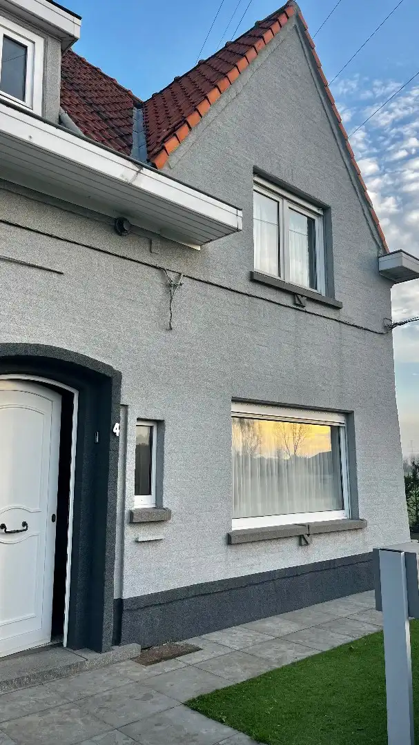 Halfopen woning met 3 kamers en een garage foto 3