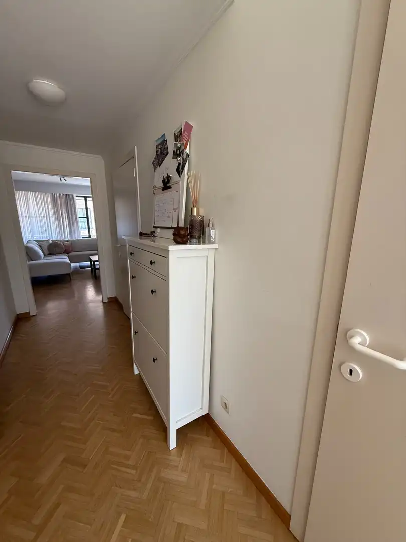 Instapklaar 1-slaapkamerappartement met terras en garagebox in hartje Lommel. foto 3