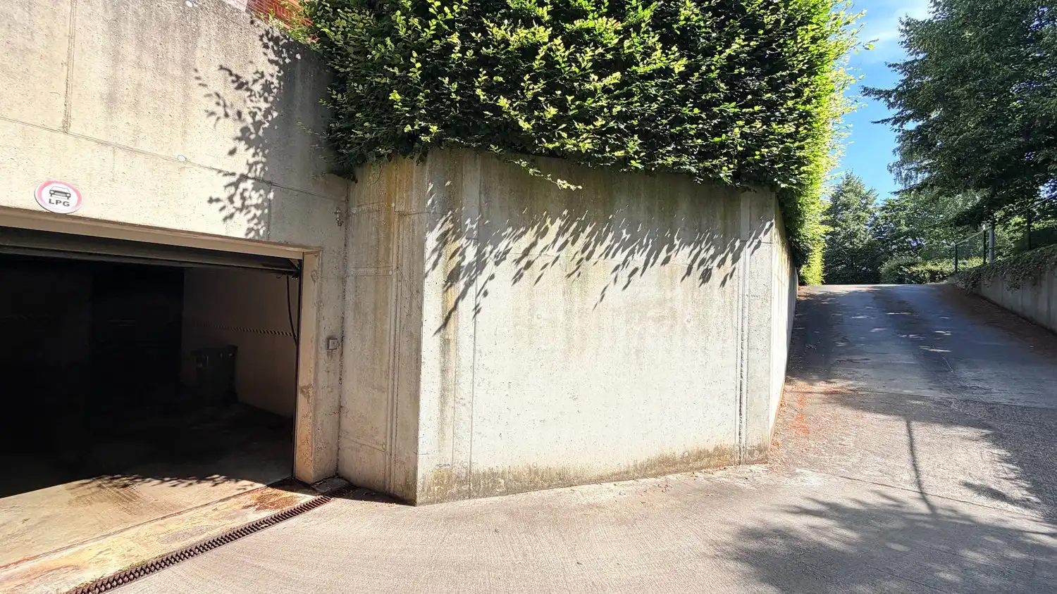 2 staanplaatsen beschikbaar: Veilig parkeren aan scherpe prijs foto 14
