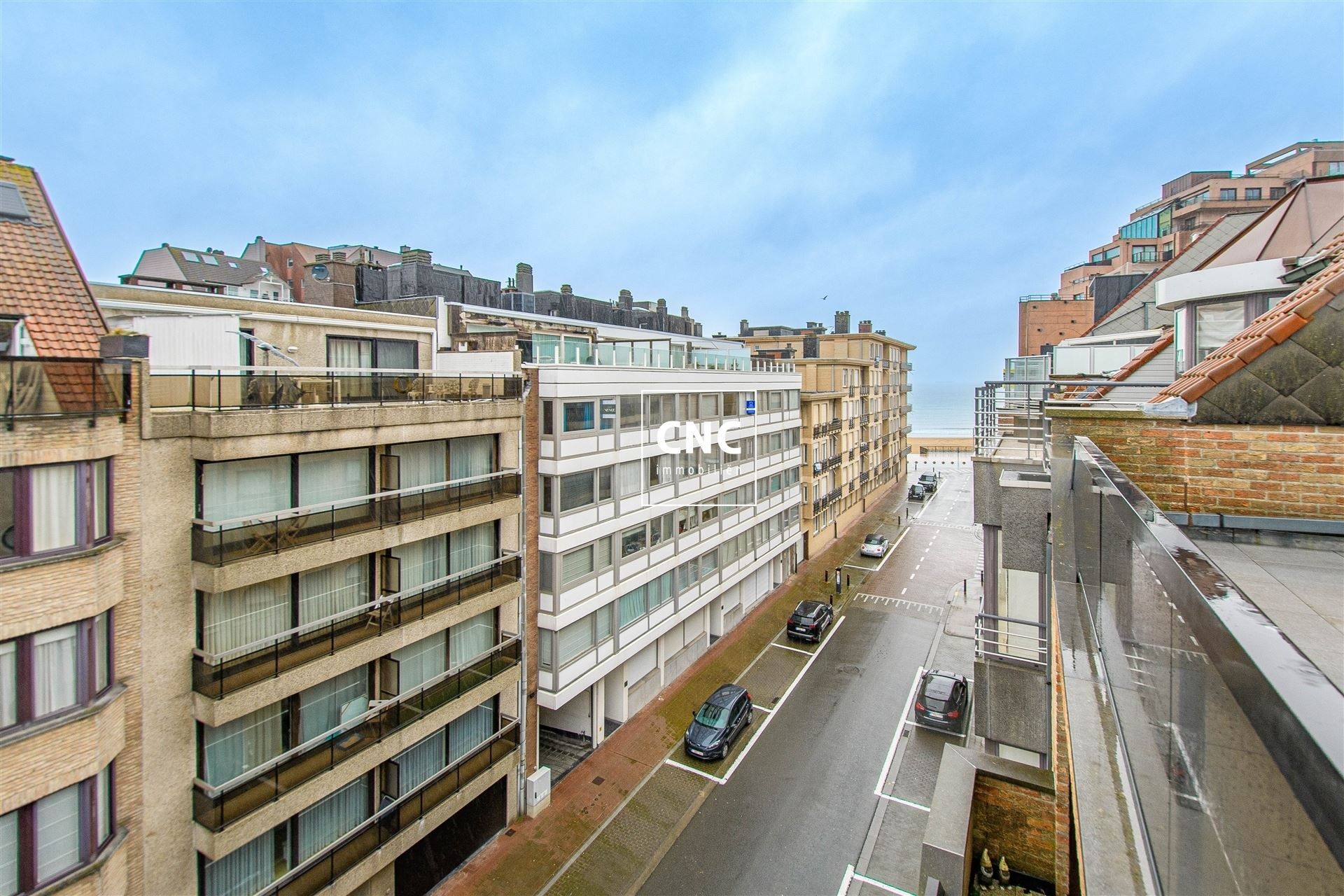 Gerenoveerde penthouse met grote terrassen nabij de zeedijk foto 11