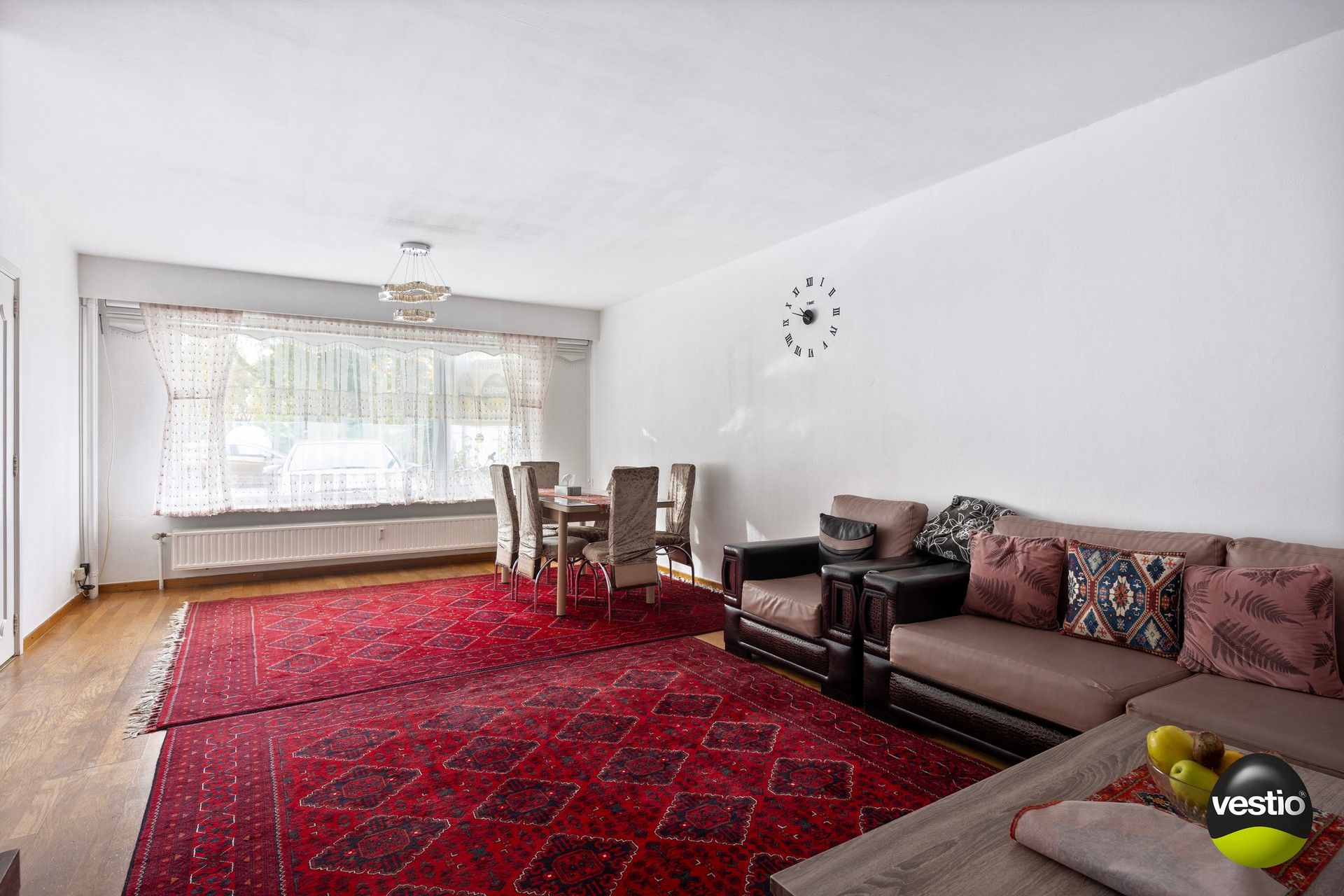 Te renoveren 3-slaapkamerappartement met garagebox en kelder. foto {{pictureIndex}}