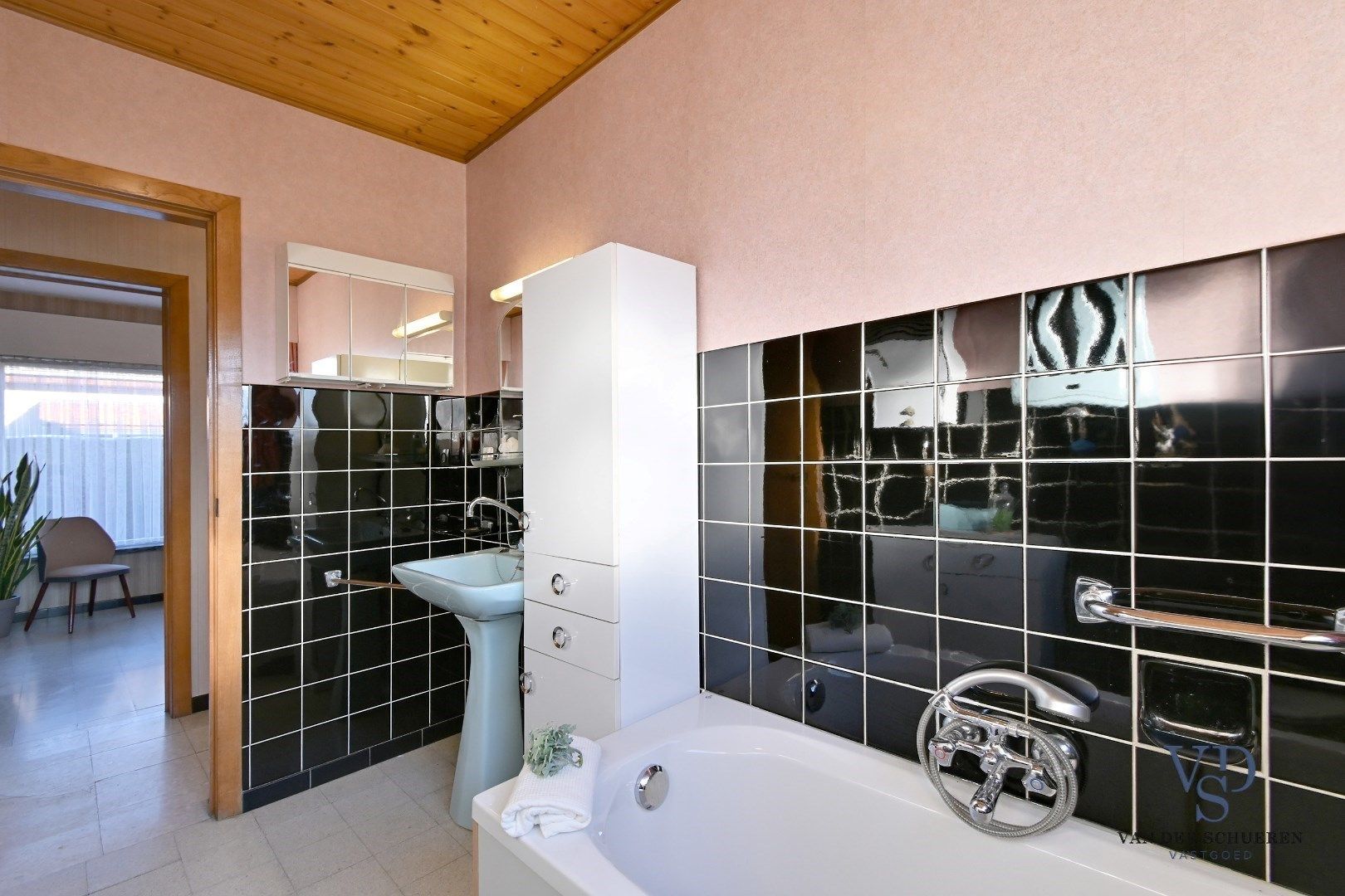 Degelijke bungalowwoning gelegen in een rustige verkaveling foto 21