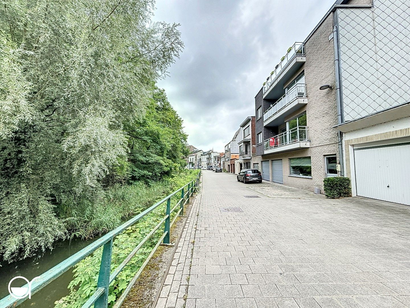 Tweeslaapkamerappartement met ruim terras en zicht op water en groen foto 22