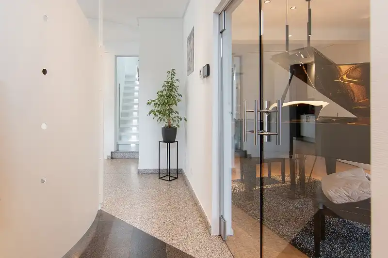 Knap afgewerkte, energiezuinige en ruime woning met vier slaapkamers, guesthouse/praktijkruimte op een centrale (maar toch bosrijke!) locatie te As foto 5