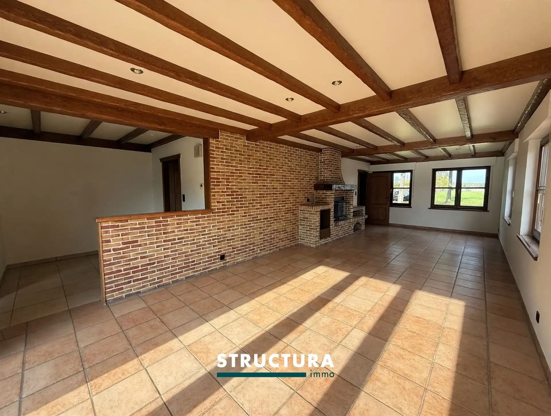 Halfopen woning met ruime garage  foto 3